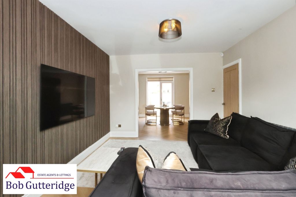 Property photo 2 of 25 Bay Fronted Lounge