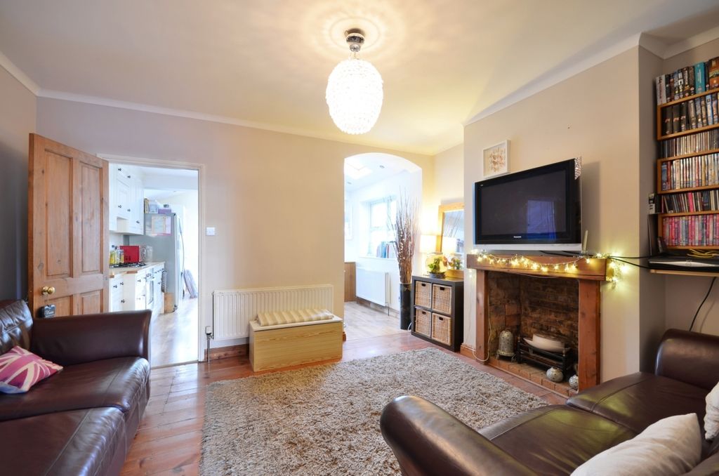 Property photo 3 of 11 Lounge1