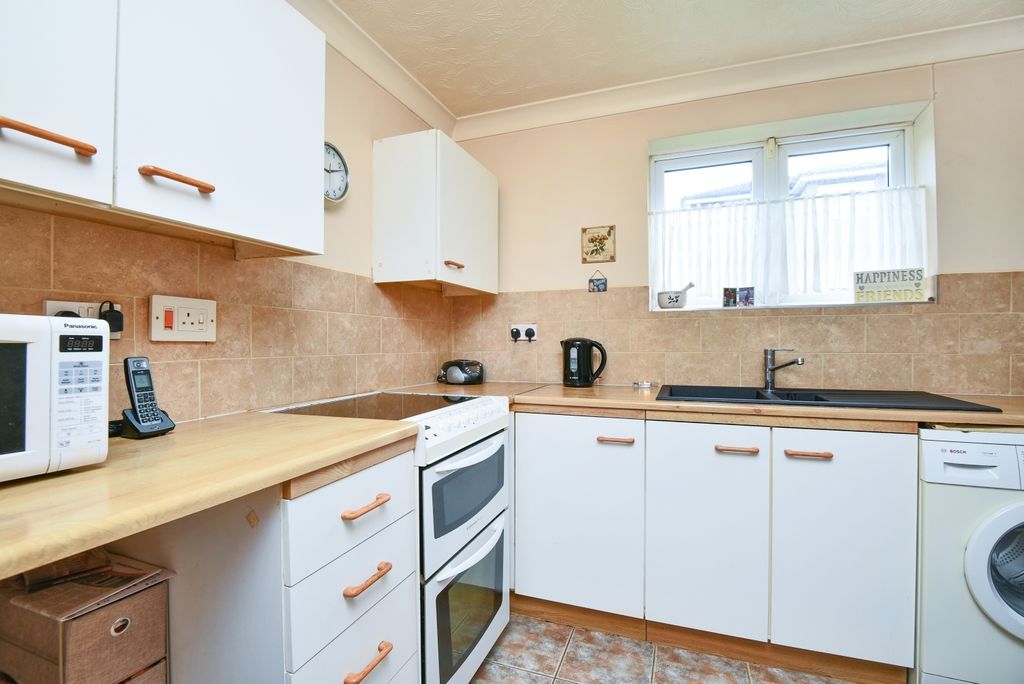 Property photo 3 of 8 Kitchen