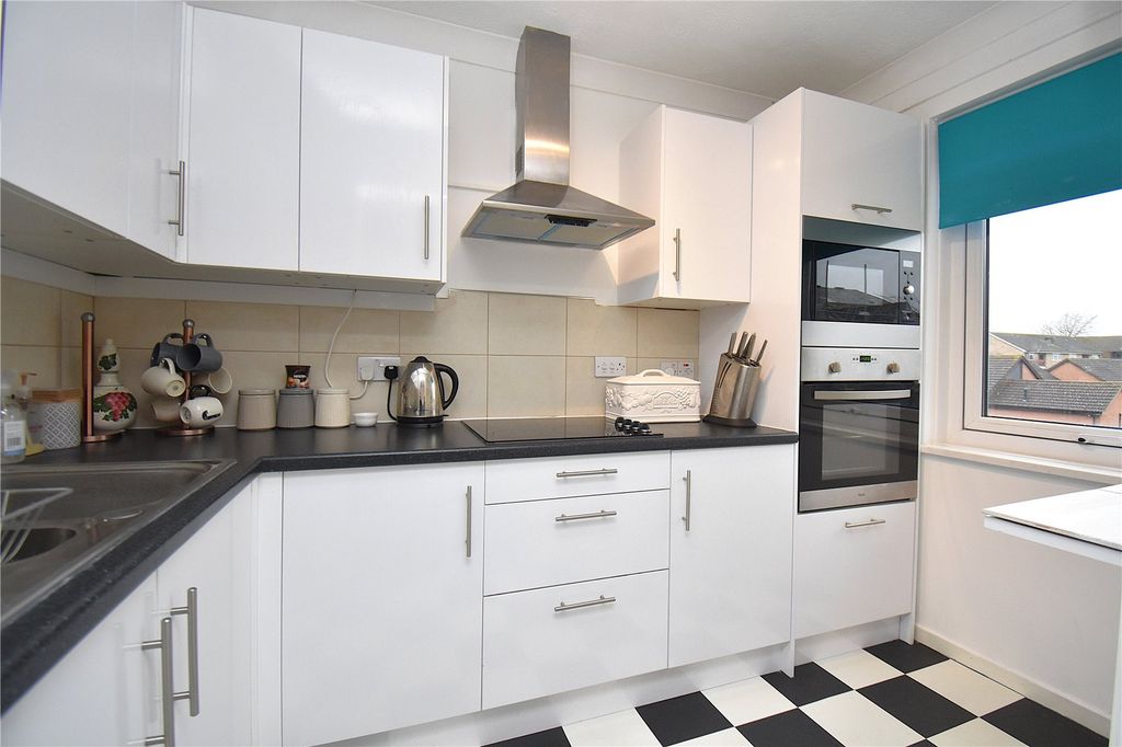 Property photo 3 of 8 Kitchen
