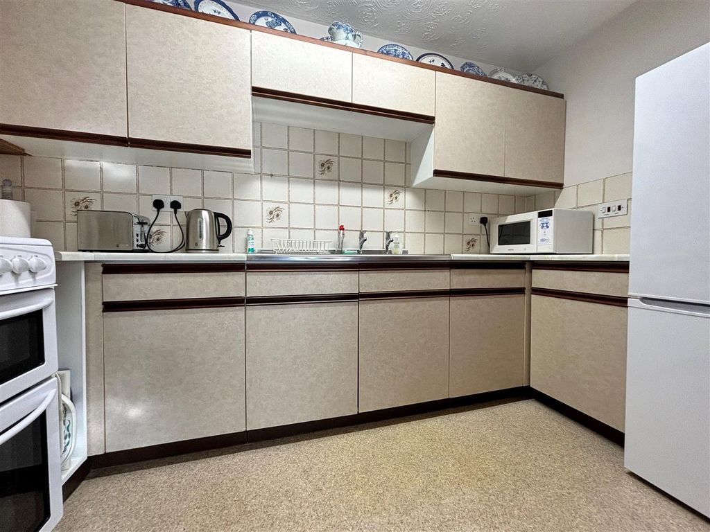 Property photo 3 of 14 Kitchen