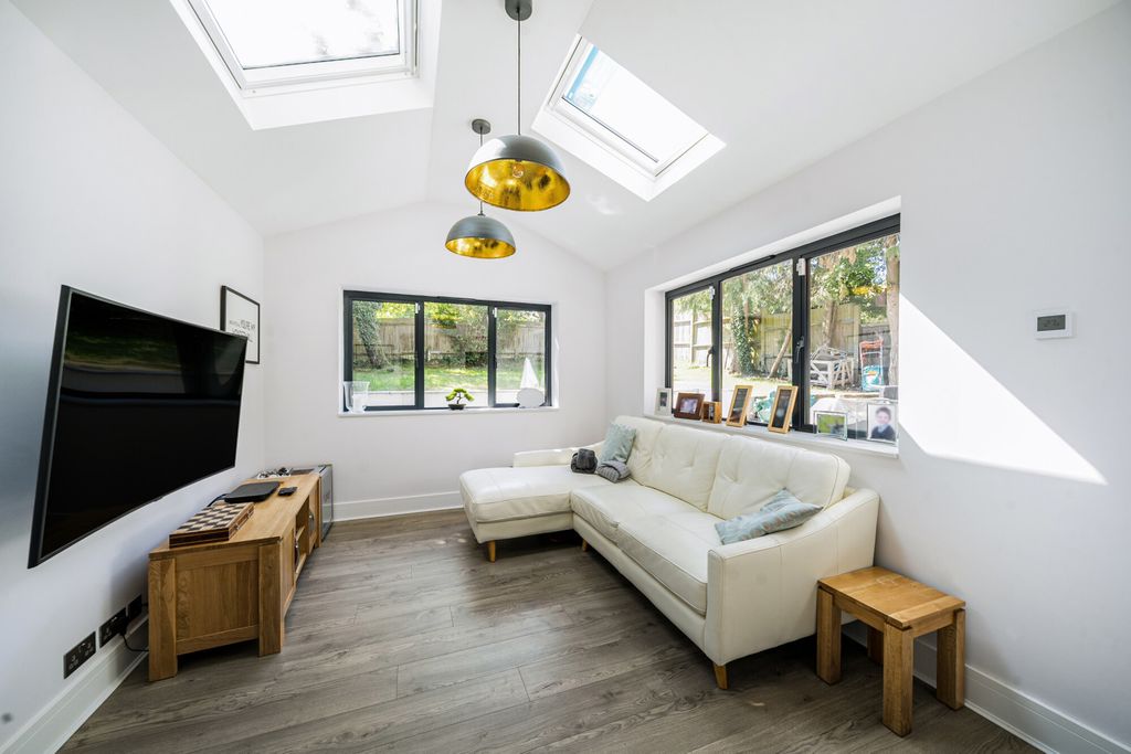 Property photo 3 of 25 1298122-14-6852dc...