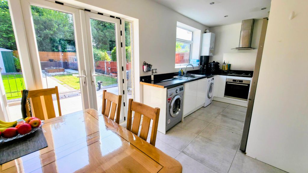 Property photo 3 of 19 Kitchen