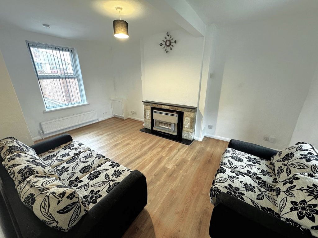 Property photo 3 of 10 Lounge (2)