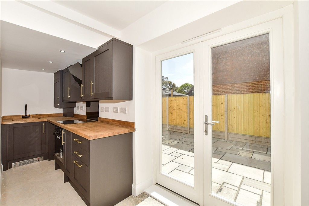 Property photo 3 of 10 Kitchen
