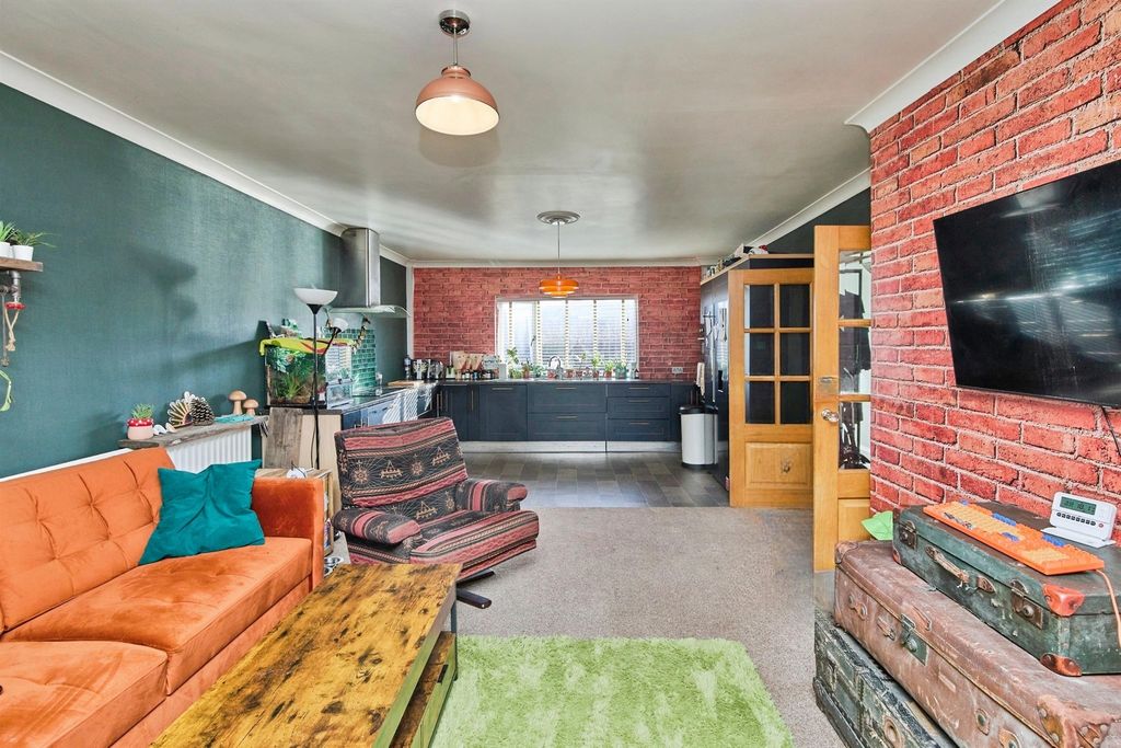 Property photo 2 of 10 Lounge