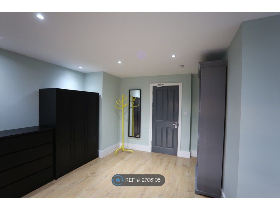 Property photo 3 of 8 Room 6