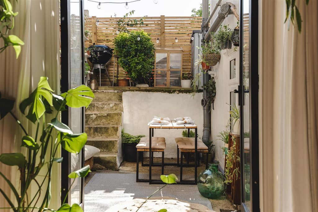 Property photo 1 of 23 Shakespeare Walk-6.Jpg