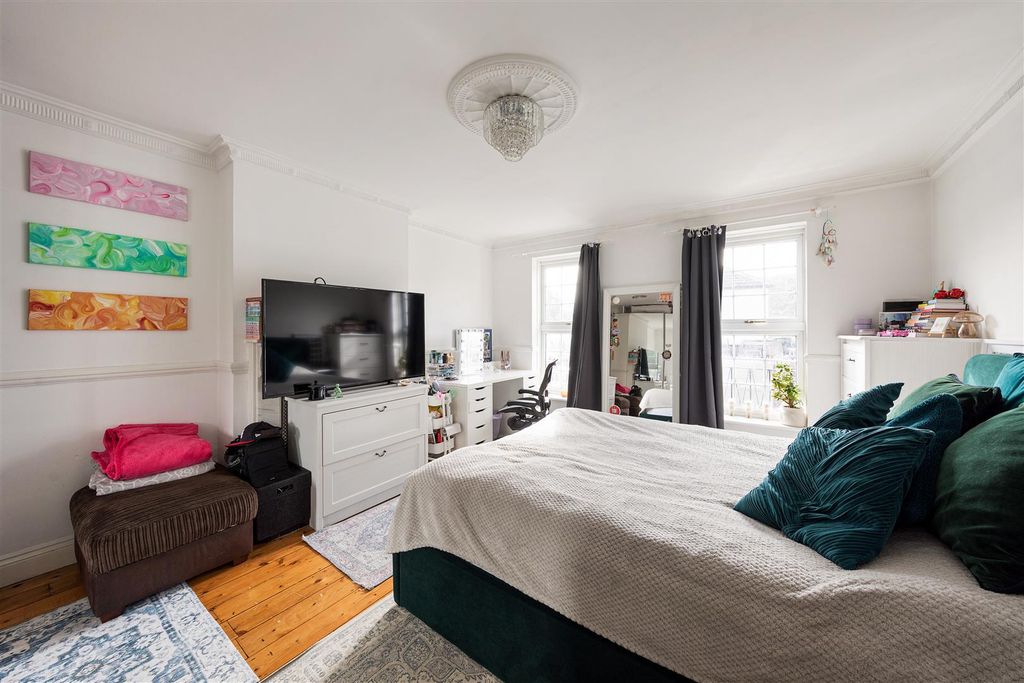 Property photo 2 of 20 Oak Hill Gardens Ig8