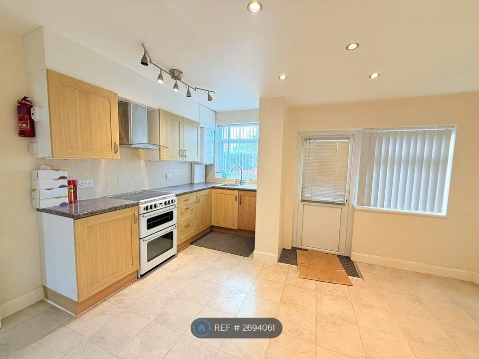 Property photo 2 of 12 Kitchen