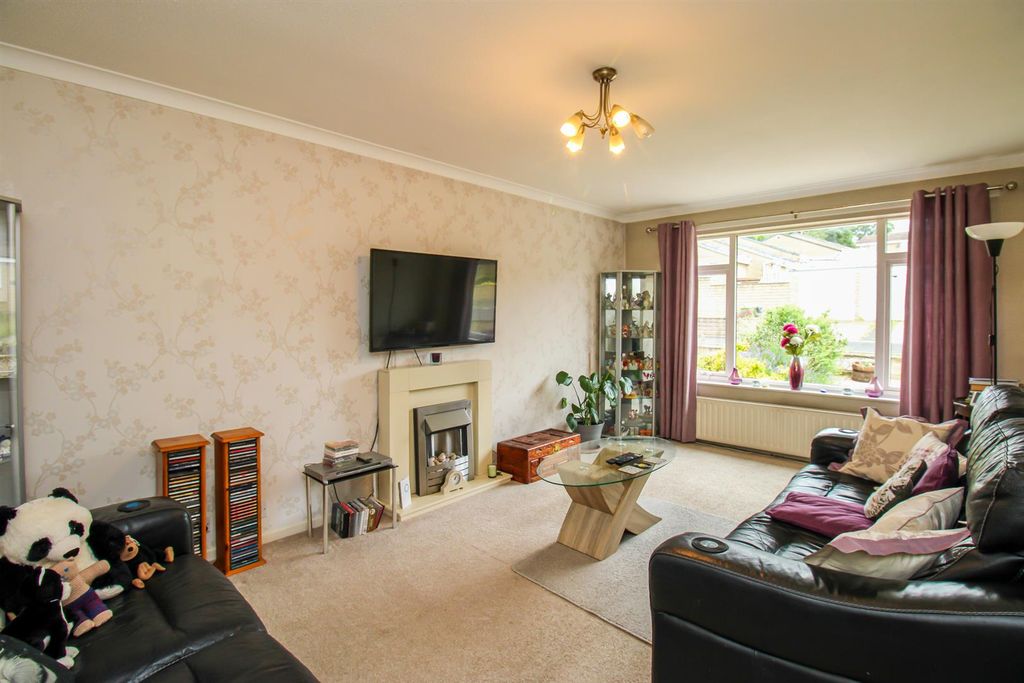 Property photo 3 of 10 Living Room