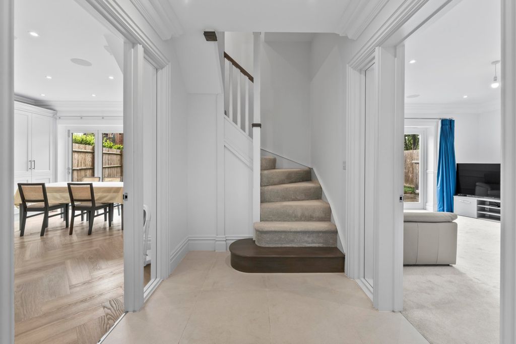 Property photo 3 of 16 Entrance Hall
