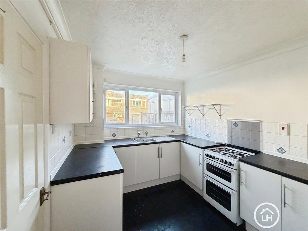 Property photo 3 of 12 Kitchen