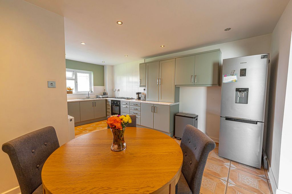 Property photo 2 of 33