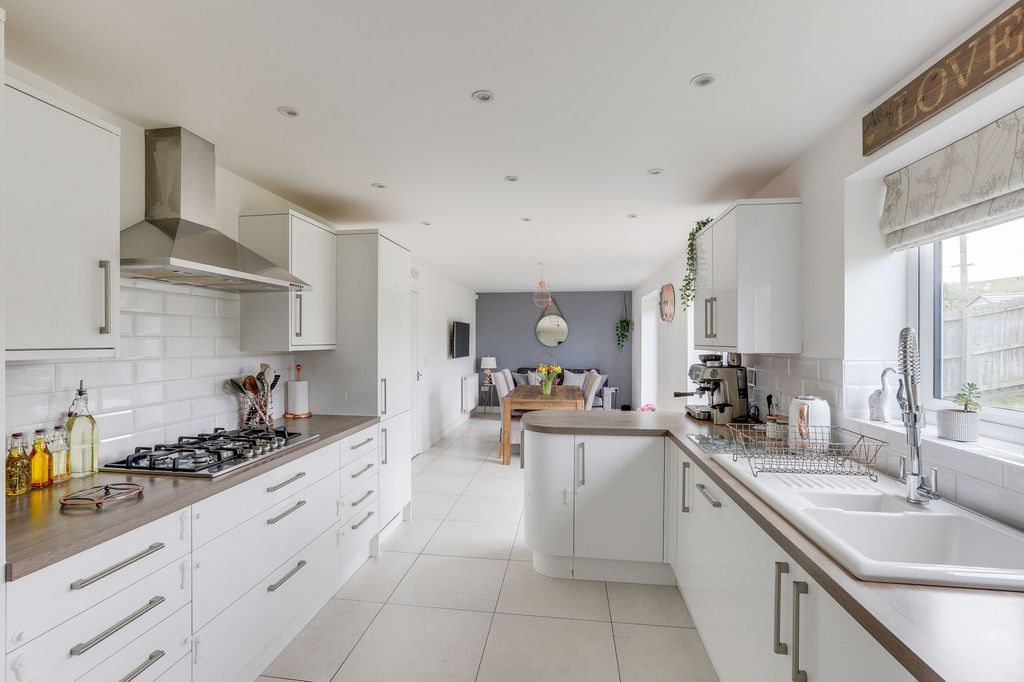 Property photo 3 of 32