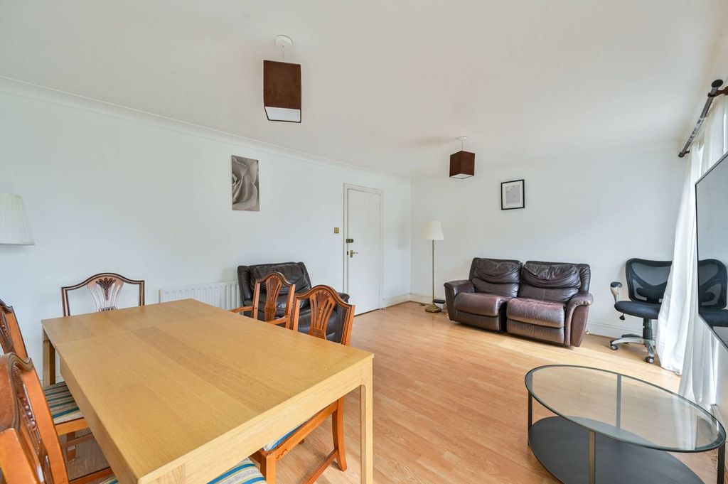 Property photo 2 of 8