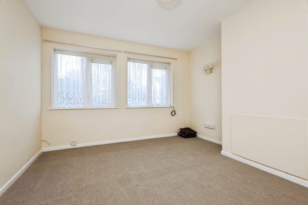 Property photo 3 of 14 Lounge