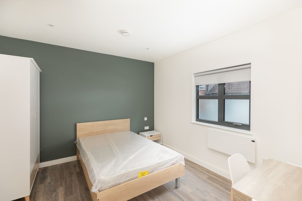 Property photo 1 of 3 A Bright And Modern Double Bedroom Featuring A Min...