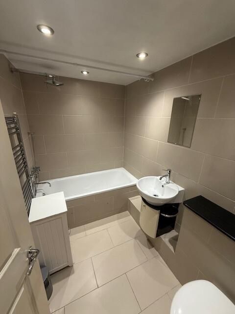 Property photo 2 of 11 Bathroom