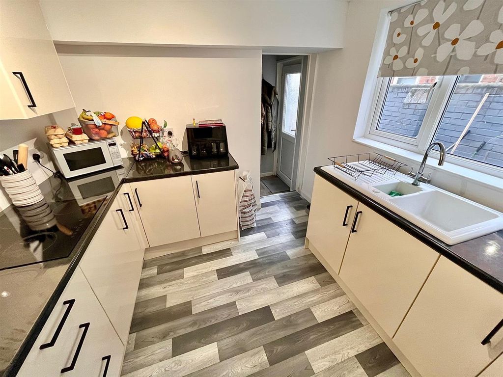 Property photo 3 of 18 Kitchen