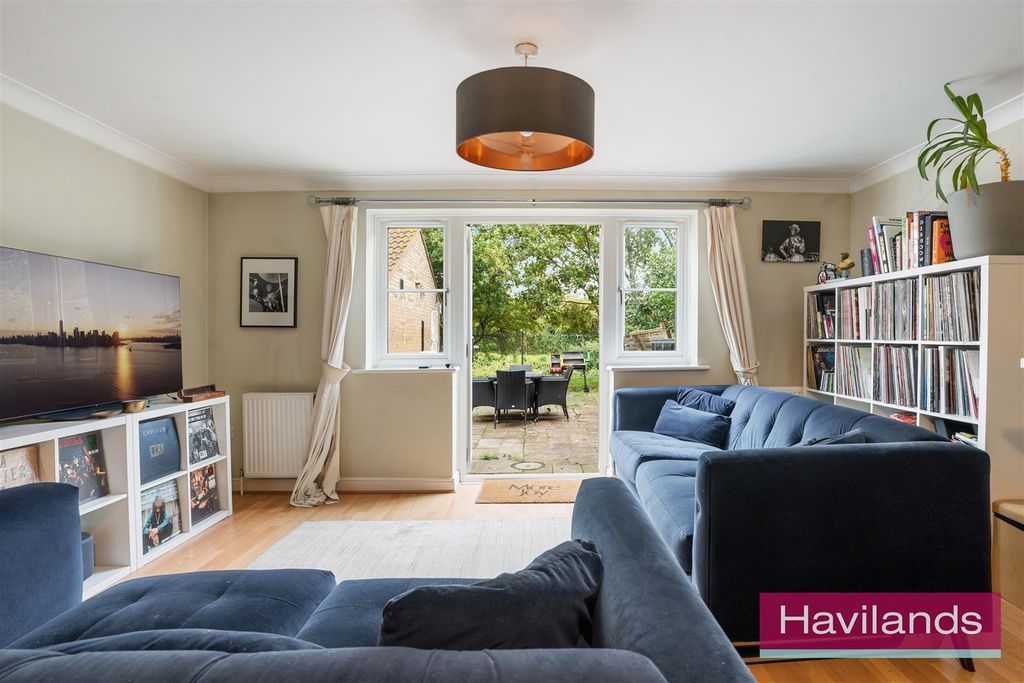 Property photo 3 of 22 Lockyer Mews-6.Jpg