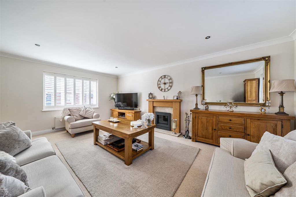 Property photo 2 of 18 Sitting Room