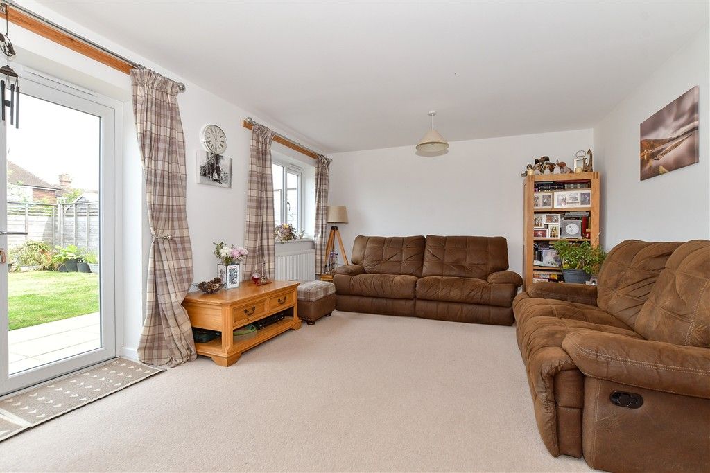 Property photo 3 of 11 Lounge