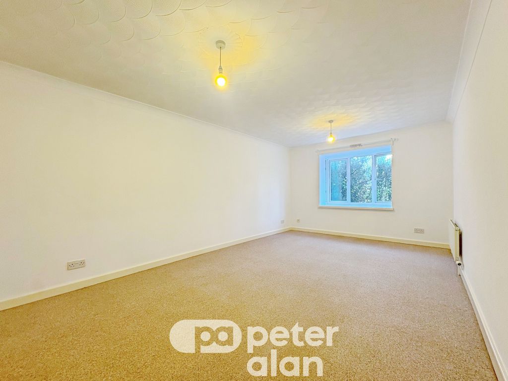 Property photo 3 of 17 Living Room