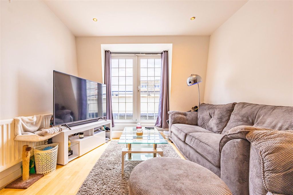 Property photo 3 of 9 Lounge