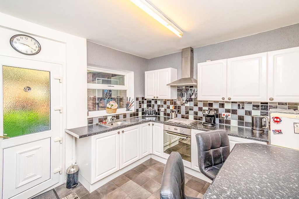 Property photo 3 of 11 Kitchen