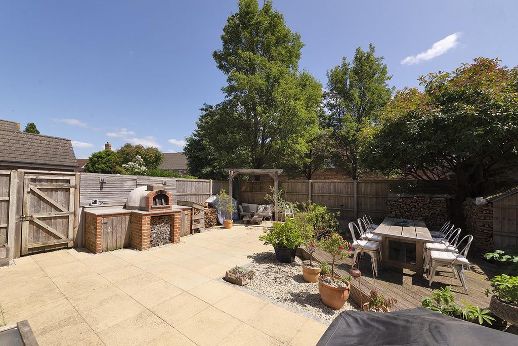 Property photo 2 of 18 Garden