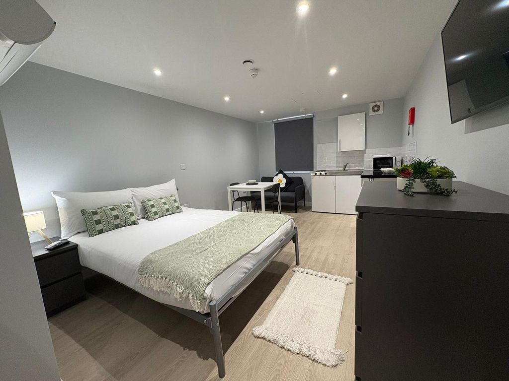 Property photo 1 of 16 Bright, Modern Studio With A Comfortable Double Be...