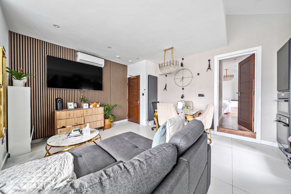 Property photo 3 of 8 1-6A980c39E6188-1...