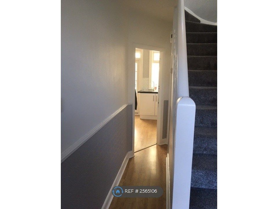 Property photo 3 of 17 Hallway (Downstairs)