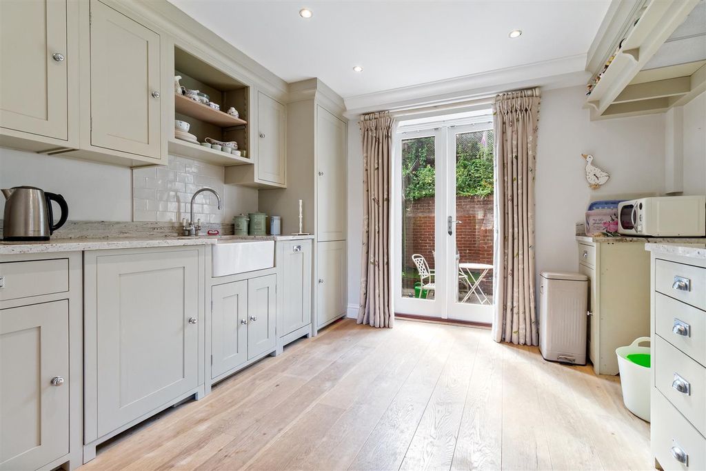 Property photo 2 of 19 Sussex Court, 4-003.Jpg