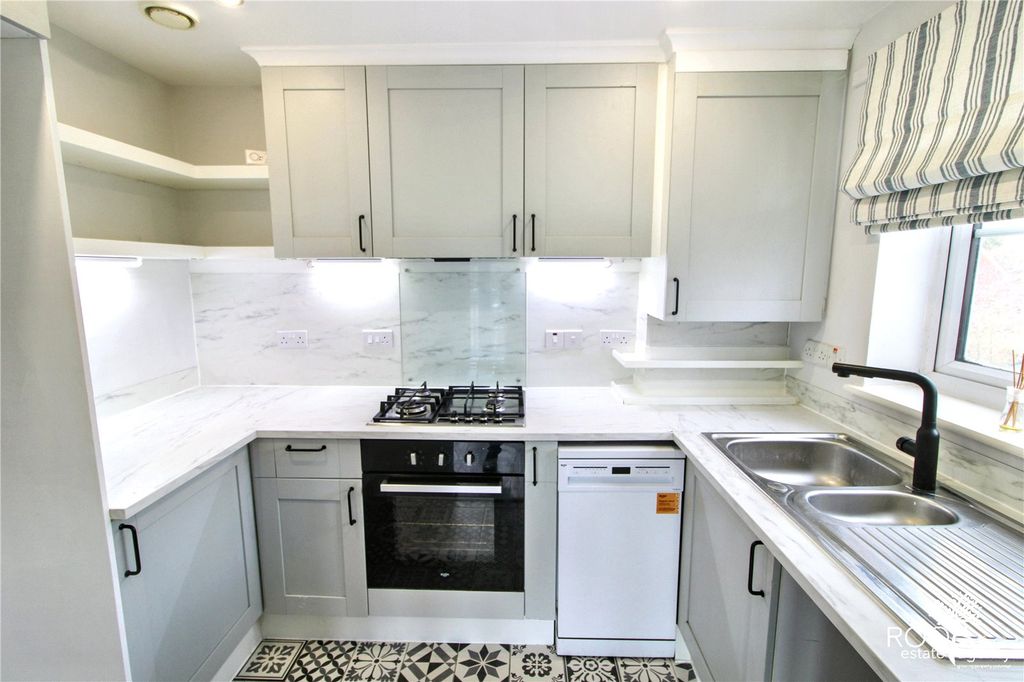 Property photo 2 of 9 Kitchen