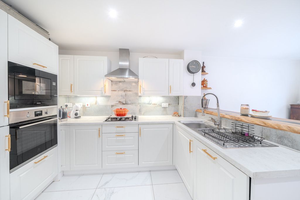 Property photo 2 of 29