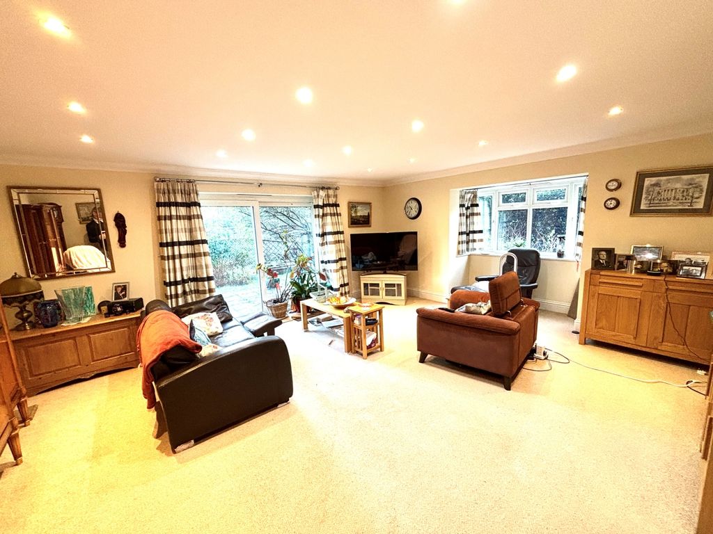 Property photo 3 of 17 Lounge