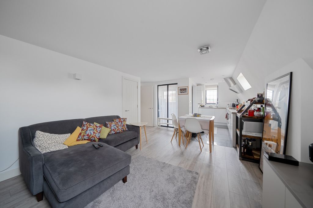 Property photo 2 of 17 1300586-17-684187...