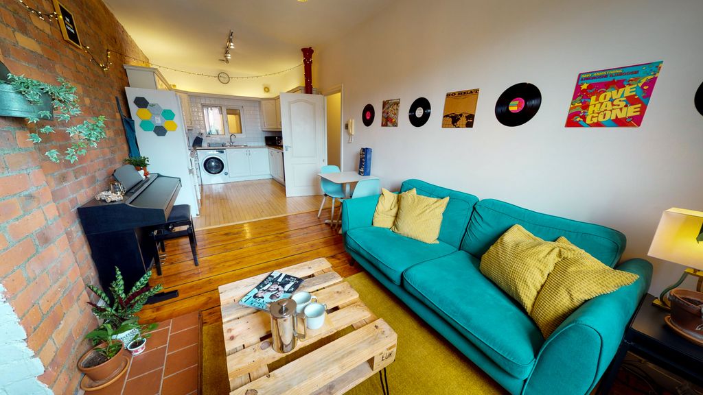 Property photo 2 of 12 Lounge 2