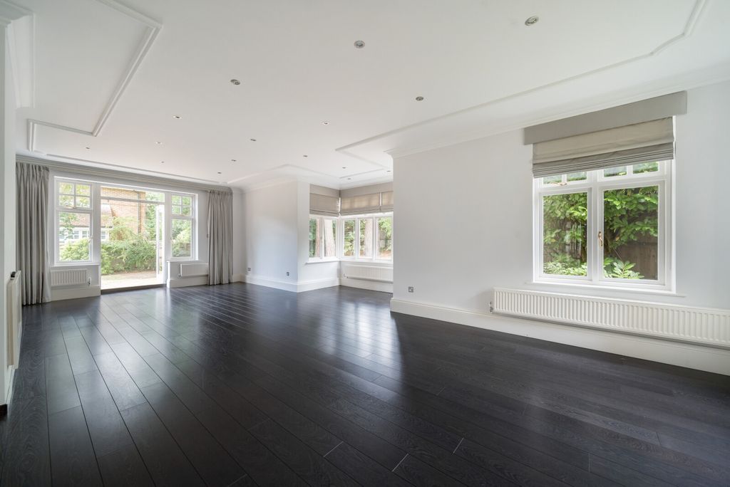 Property photo 3 of 13 Sitting Room