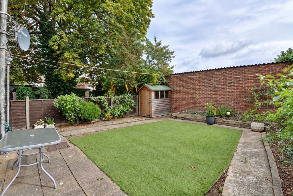 Property photo 2 of 13 Eagle Close, Enfield En3 - Garden
