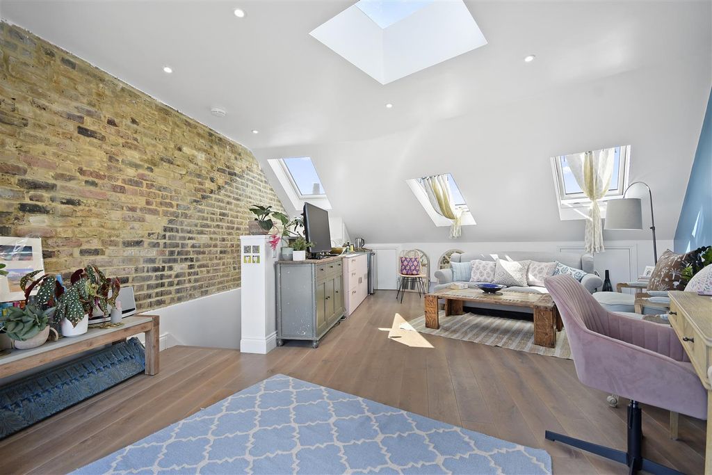Property photo 2 of 14 Sulgrave Road - Bedroom.Jpg
