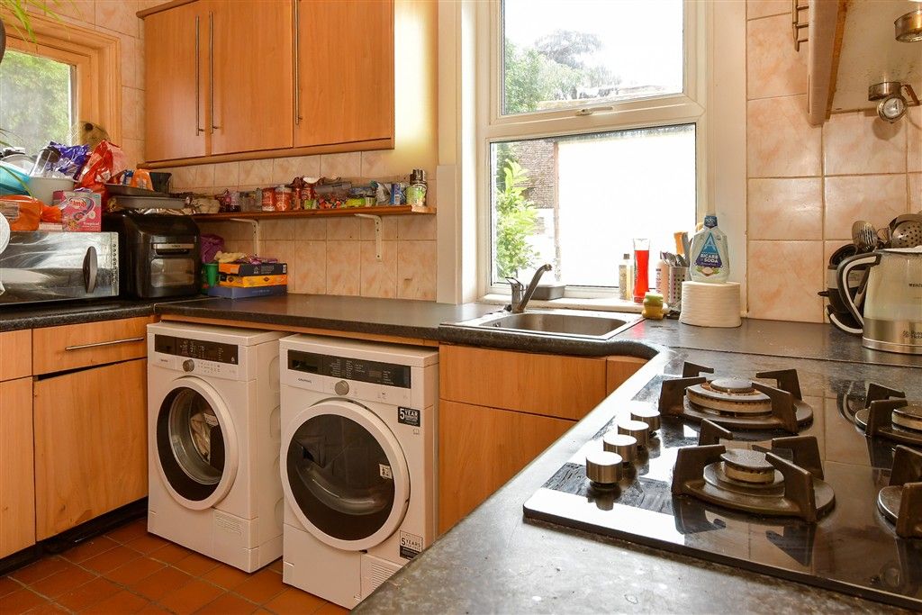 Property photo 3 of 11 Kitchen