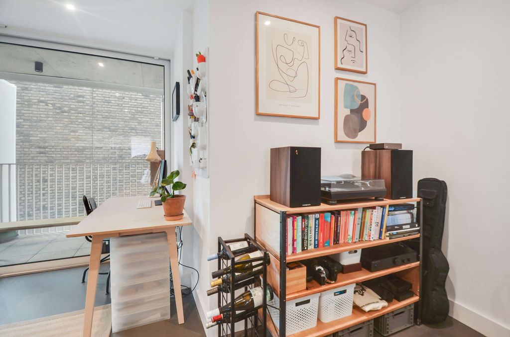 Property photo 2 of 21 Lounge Area (2).Jpg