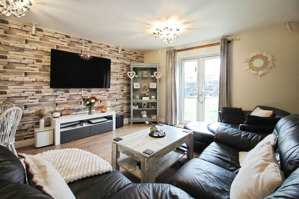 Property photo 3 of 21 Living Room