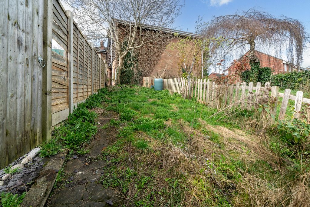 Property photo 3 of 7 5-Frogmore-Street-1013 (1)