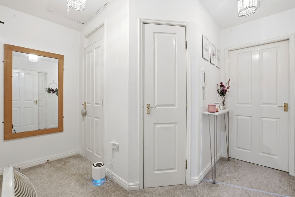 Property photo 2 of 13 Pennyfieldclose014