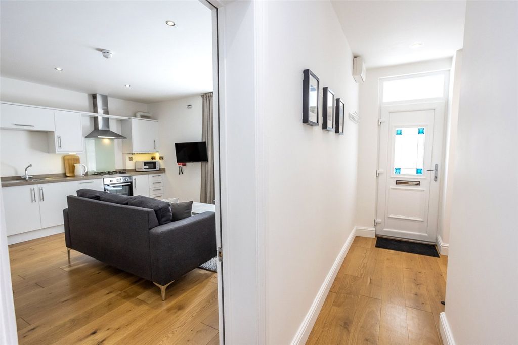 Property photo 3 of 14 Entrance Hall