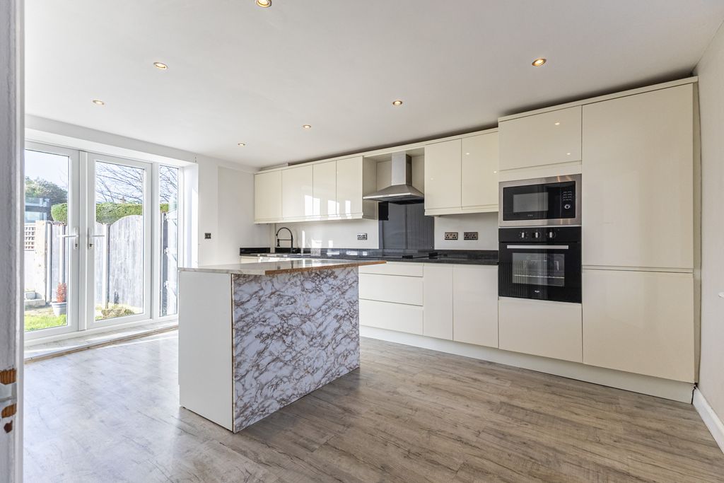 Property photo 2 of 16 Kitchen